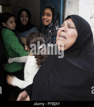 Oktober 26, 2018 - Gaza, Gazastreifen, Israel - Angehörige der Palästinensischen Mohammed Abdel Nabi, der an der Israel-Gaza Grenzzaun getötet wurde gesehen werden Trauer während seiner Beerdigung. (Bild: © Mahmoud Issa/SOPA Bilder über ZUMA Draht) Stockfoto