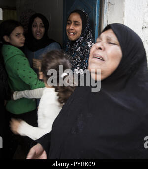 Oktober 26, 2018 - Gaza, Gazastreifen, Israel - Angehörige der Palästinensischen Mohammed Abdel Nabi, der an der Israel-Gaza Grenzzaun getötet wurde gesehen werden Trauer während seiner Beerdigung. (Bild: © Mahmoud Issa/SOPA Bilder über ZUMA Draht) Stockfoto