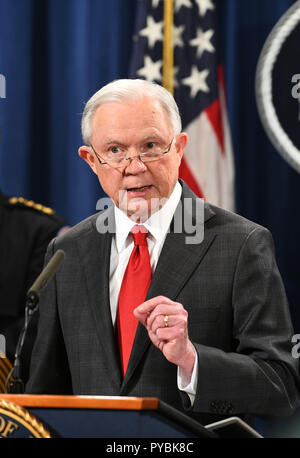 Washington, USA. 26 Okt, 2018. Us-Justizminister Jeff Sessions spricht während einer Pressekonferenz im US-Justizministerium in Washington, DC, USA, 26. Oktober, 2018. Jeff Sessions am Freitag gesagt, dass Paket Bombe vermuten Cesar Sayoc, von Florida, in der Obhut des FBI und hat mit fünf Bundes Verbrechen angeklagt worden. Quelle: Liu Jie/Xinhua/Alamy leben Nachrichten Stockfoto