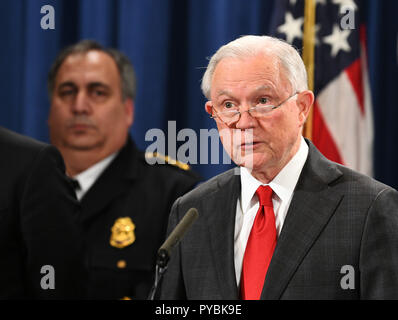 Washington, USA. 26 Okt, 2018. Us-Justizminister Jeff Sessions (R) spricht während einer Pressekonferenz im US-Justizministerium in Washington, DC, USA, 26. Oktober, 2018. Jeff Sessions am Freitag gesagt, dass Paket Bombe vermuten Cesar Sayoc, von Florida, in der Obhut des FBI und hat mit fünf Bundes Verbrechen angeklagt worden. Quelle: Liu Jie/Xinhua/Alamy leben Nachrichten Stockfoto