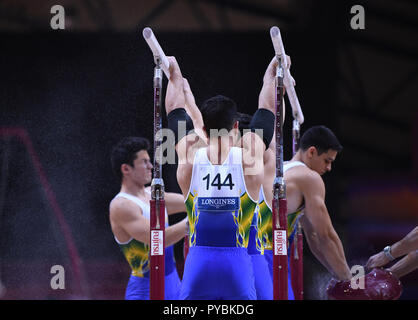 Doha, Katar. 26 Okt, 2018. Brasilianisches Team bereitet die Bar. GES/Turnen/Gymnastik Weltmeisterschaften in Doha, Qualifizierung, 26.10.2018 - GES/Turnen/Gymnastik Weltmeisterschaften, Doha/Katar: 26.10.2018 - | Verwendung der weltweiten Kredit: dpa/Alamy leben Nachrichten Stockfoto