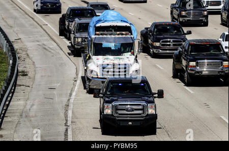 Miramar, Florida, USA. 26 Okt, 2018. Die van geglaubt, durch Bombardierungverdächtiger Cesar Sayoc jr., 56, von Aventura besessen zu werden, die FBI-Zentrale in Miramar übertragen wird. Der Wohnwagen ist in Richtung Süden auf die Autobahn 75 in Broward County. Credit: Carline Jean/Sonne-hinweissymbol/ZUMA Draht/Alamy leben Nachrichten Stockfoto