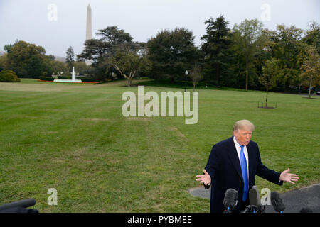USA Präsident Donald J. Trumpf antworten auf die Fragen der Reporter vor dem Abflug im Weißen Haus, Washington, DC, für einen Tagesausflug nach Charlotte, North Carolina für auf einer Kundgebung, 26. Oktober 2018, noch vor den Zwischenwahlen im November. Credit: Mike Theiler/CNP | Verwendung der weltweiten Kredit: dpa Picture alliance/Alamy leben Nachrichten Stockfoto