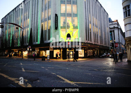 Manchester, Großbritannien. 26 Okt, 2018. House of Fraser Kaufhaus mit Monster für Halloween, Manchester eingerichtet. 26. Oktober 2018 (C) Barbara Cook/Alamy Live News Credit: Barbara Koch/Alamy leben Nachrichten Stockfoto