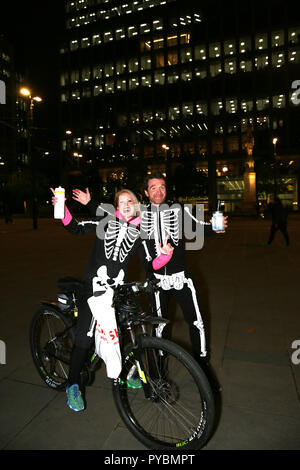 Manchester, Großbritannien. 26 Okt, 2018. Kritische Masse Radfahrer dress up für Halloween mit Gebäuden in der Stadt mit Monstern, Manchester eingerichtet. 26. Oktober 2018 (C) Barbara Cook/Alamy Live News Credit: Barbara Koch/Alamy leben Nachrichten Stockfoto