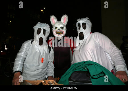 Manchester, Großbritannien. 26 Okt, 2018. Kritische Masse Radfahrer dress up für Halloween mit Gebäuden in der Stadt mit Monstern, Manchester eingerichtet. 26. Oktober 2018 (C) Barbara Cook/Alamy Live News Credit: Barbara Koch/Alamy leben Nachrichten Stockfoto