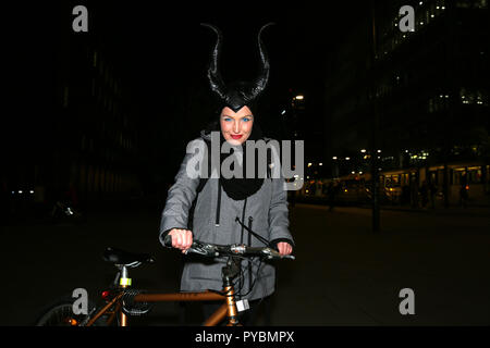 Manchester, Großbritannien. 26 Okt, 2018. Kritische Masse Radfahrer dress up für Halloween mit Gebäuden in der Stadt mit Monstern, Manchester eingerichtet. 26. Oktober 2018 (C) Barbara Cook/Alamy Live News Credit: Barbara Koch/Alamy leben Nachrichten Stockfoto