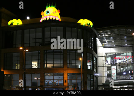 Manchester, Großbritannien. 26 Okt, 2018. Manchester Arndale Gebäude mit Monster für Halloween, Manchester eingerichtet. 26. Oktober 2018 (C) Barbara Cook/Alamy Live News Credit: Barbara Koch/Alamy leben Nachrichten Stockfoto