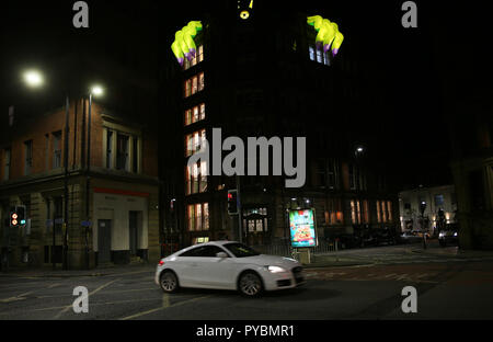 Manchester, Großbritannien. 26 Okt, 2018. Halloween Monster Hände verzieren ein Gebäude im Norden der Stadt Centre, Manchester. 26. Oktober 2018 (C) Barbara Cook/Alamy Live News Credit: Barbara Koch/Alamy leben Nachrichten Stockfoto