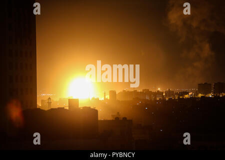 Gazastreifen palästinensische Gebiet, in Gaza. 27 Okt, 2018. Ein Feuerball in Gaza Stadt erstellt, die von den israelischen Luftangriff gesehen. Das israelische Militär hat mehrere Luftangriffe in Gaza Stadt in den frühen Morgenstunden durchgeführt, das Ziel und das Ziel ist unbekannt. Credit: nidal Alwaheidi/SOPA Images/ZUMA Draht/Alamy leben Nachrichten Stockfoto