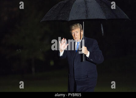 Washington, District of Columbia, USA. 26 Okt, 2018. Oktober 26, 2018, Washington, DC, USA: United States President Donald J. Trumpf kehrt in das Weiße Haus nach der Teilnahme an einer politischen Kundgebung in Charlotte, NC. (Chris Kleponis/Polaris) United States President Donald J. Trumpf kehrt in das Weiße Haus in Washington, DC, nach der Teilnahme an einer politischen Kundgebung in Charlotte, North Carolina am Freitag, 26. Oktober 2018 Credit: Chris Kleponis/CNP/ZUMA Draht/Alamy leben Nachrichten Stockfoto