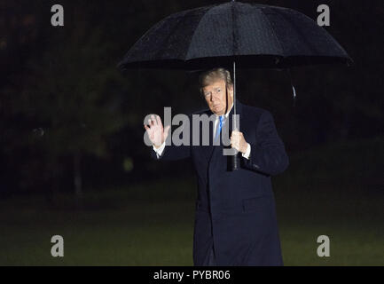 Washington, District of Columbia, USA. 26 Okt, 2018. Oktober 26, 2018, Washington, DC, USA: United States President Donald J. Trumpf kehrt in das Weiße Haus nach der Teilnahme an einer politischen Kundgebung in Charlotte, NC. (Chris Kleponis/Polaris) United States President Donald J. Trumpf kehrt in das Weiße Haus in Washington, DC, nach der Teilnahme an einer politischen Kundgebung in Charlotte, North Carolina am Freitag, 26. Oktober 2018 Credit: Chris Kleponis/CNP/ZUMA Draht/Alamy leben Nachrichten Stockfoto