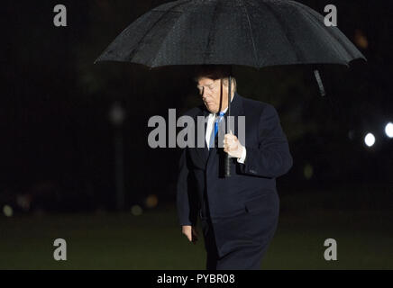 Washington, District of Columbia, USA. 26 Okt, 2018. Oktober 26, 2018, Washington, DC, USA: United States President Donald J. Trumpf kehrt in das Weiße Haus nach der Teilnahme an einer politischen Kundgebung in Charlotte, NC. (Chris Kleponis/Polaris) United States President Donald J. Trumpf kehrt in das Weiße Haus in Washington, DC, nach der Teilnahme an einer politischen Kundgebung in Charlotte, North Carolina am Freitag, 26. Oktober 2018 Credit: Chris Kleponis/CNP/ZUMA Draht/Alamy leben Nachrichten Stockfoto