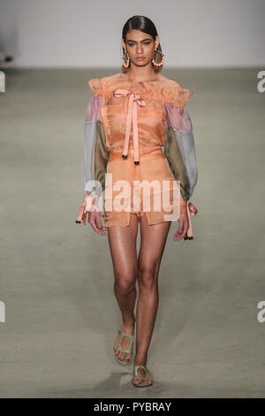 Sao Paulo, Brasilien. 26 Okt, 2018. Ein model präsentiert eine Kreation von Agua de Coco auf der Sao Paulo Fashion Week in Sao Paulo, Brasilien, am Okt. 26, 2018. Credit: Rahel Patrasso/Xinhua/Alamy leben Nachrichten Stockfoto