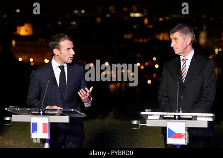 Prag, Tschechische Republik. 26 Okt, 2018. Der Tschechischen Republik Premierminister Andrej Babis, rechts, erfüllt der französische Präsident Emmanuel Längestrich in Prag, Tschechische Republik, Freitag, Oktober 26, 2018, auf dem 100. Jahrestag der Gründung der Tschechoslowakei. Credit: Ondrej Deml/CTK Photo/Alamy leben Nachrichten Stockfoto
