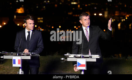 Prag, Tschechische Republik. 26 Okt, 2018. Der Tschechischen Republik Premierminister Andrej Babis, rechts, erfüllt der französische Präsident Emmanuel Längestrich in Prag, Tschechische Republik, Freitag, Oktober 26, 2018, auf dem 100. Jahrestag der Gründung der Tschechoslowakei. Credit: Ondrej Deml/CTK Photo/Alamy leben Nachrichten Stockfoto