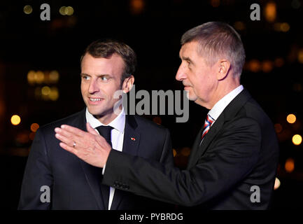 Prag, Tschechische Republik. 26 Okt, 2018. Der Tschechischen Republik Premierminister Andrej Babis, rechts, erfüllt der französische Präsident Emmanuel Längestrich in Prag, Tschechische Republik, Freitag, Oktober 26, 2018, auf dem 100. Jahrestag der Gründung der Tschechoslowakei. Credit: Ondrej Deml/CTK Photo/Alamy leben Nachrichten Stockfoto