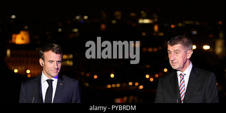 Prag, Tschechische Republik. 26 Okt, 2018. Der Tschechischen Republik Premierminister Andrej Babis, rechts, erfüllt der französische Präsident Emmanuel Längestrich in Prag, Tschechische Republik, Freitag, Oktober 26, 2018, auf dem 100. Jahrestag der Gründung der Tschechoslowakei. Credit: Ondrej Deml/CTK Photo/Alamy leben Nachrichten Stockfoto