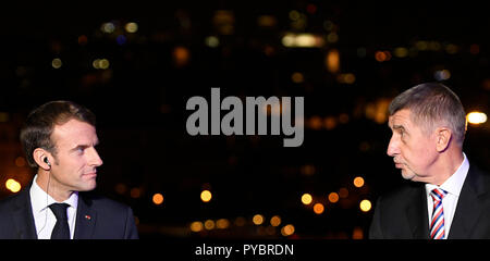 Prag, Tschechische Republik. 26 Okt, 2018. Der Tschechischen Republik Premierminister Andrej Babis, rechts, erfüllt der französische Präsident Emmanuel Längestrich in Prag, Tschechische Republik, Freitag, Oktober 26, 2018, auf dem 100. Jahrestag der Gründung der Tschechoslowakei. Credit: Ondrej Deml/CTK Photo/Alamy leben Nachrichten Stockfoto