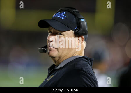 Pasadena, USA. 26 Okt, 2018. UCLA Bruins Haupttrainer Chip Kelly während der Utah Utes vs UCLA Bruins im Rose Bowl in Pasadena, Ca. Am 26. Oktober 2018 (Foto von Jevone Moore) Credit: Csm/Alamy leben Nachrichten Stockfoto