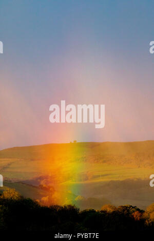 Flintshire, North Wales, UK Wetter: eine Veränderung der Wetter dieses Wochenende mit einem Arctic blast Holen in Schnee, Hagel Duschen für einige. Ein Sonnenaufgang Regenbogen über der Landschaft von Flintshire, in der Nähe vom Dorf Lixwm während Hagel Duschen Stockfoto