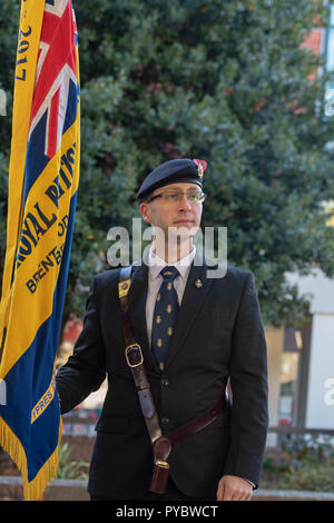 In Brentwood, England. 27. Oktober 2018. Die Royal British Legion Poppy Aufruf starten, Brentwood, Essex British Legion Standartenträger Credit Ian Davidson/Alamy leben Nachrichten Stockfoto