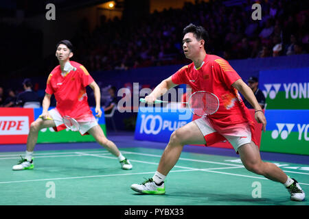 Paris, Frankreich. 27. Oktober 2018. Han Chengkai/Zhou Haodong (R) von China konkurrieren während der Männer Halbfinale gegen Lee/Lee Jhe-Huei Yang von Chinesisch Taipei an 2018 Yonex French Open in Paris, Frankreich am Okt. 27, 2018 verdoppelt. Han Chengkai/Zhou Haodong gewann 2-1. Credit: Chen Yichen/Xinhua/Alamy leben Nachrichten Stockfoto