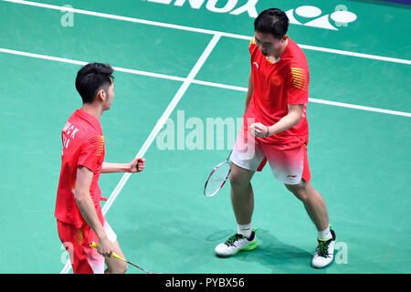 Paris, Frankreich. 27. Oktober 2018. Han Chengkai/Zhou Haodong (R) von China feiern während der Männer Halbfinale gegen Lee/Lee Jhe-Huei Yang von Chinesisch Taipei an 2018 Yonex French Open in Paris, Frankreich am Okt. 27, 2018 verdoppelt. Han Chengkai/Zhou Haodong gewann 2-1. Credit: Chen Yichen/Xinhua/Alamy leben Nachrichten Stockfoto
