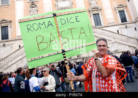 Rom, Italien. 27 Okt, 2018. Banner Rom sagt stop Rom, 27. Oktober 2018. Campidoglio entfernt. Demonstration der römischen Bürger gegen den Bürgermeister und gegen die Verschlechterung und die großen Probleme, die in Rom während der letzten Monate, wie Müll, Nachlässigkeit und riesig und gefährliche Löcher in den Straßen. Die Sit-in wurde von 6 Frauen, die die Bewegung "Rom sagt Stop" organisiert. Foto Samantha Zucchi Insidefoto Credit: insidefoto Srl/Alamy leben Nachrichten Stockfoto