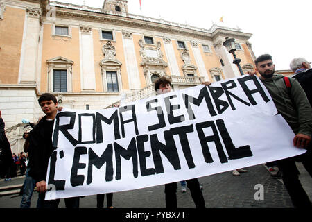 Rom, Italien. 27 Okt, 2018. Banner Rom scheint Emmentaler Käse Rom, 27. Oktober 2018. Campidoglio entfernt. Demonstration der römischen Bürger gegen den Bürgermeister und gegen die Verschlechterung und die großen Probleme, die in Rom während der letzten Monate, wie Müll, Nachlässigkeit und riesig und gefährliche Löcher in den Straßen. Die Sit-in wurde von 6 Frauen, die die Bewegung "Rom sagt Stop" organisiert. Foto Samantha Zucchi Insidefoto Credit: insidefoto Srl/Alamy leben Nachrichten Stockfoto