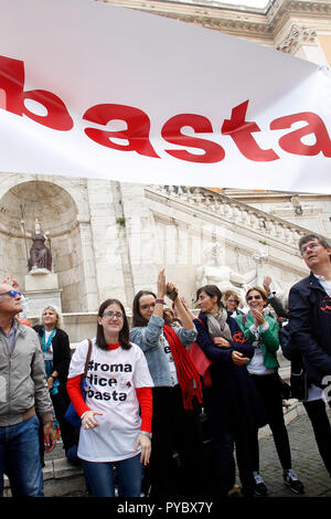 Rom, Italien. 27 Okt, 2018. Banner Rom sagt stop Rom, 27. Oktober 2018. Campidoglio entfernt. Demonstration der römischen Bürger gegen den Bürgermeister und gegen die Verschlechterung und die großen Probleme, die in Rom während der letzten Monate, wie Müll, Nachlässigkeit und riesig und gefährliche Löcher in den Straßen. Die Sit-in wurde von 6 Frauen, die die Bewegung "Rom sagt Stop" organisiert. Foto Samantha Zucchi Insidefoto Credit: insidefoto Srl/Alamy leben Nachrichten Stockfoto
