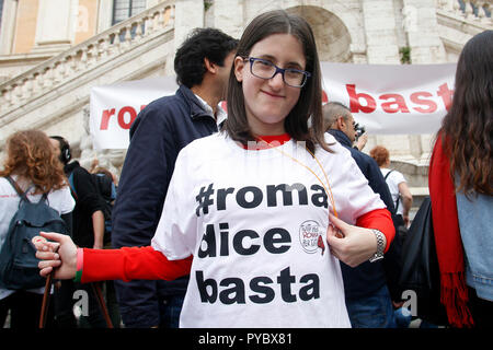 Rom, Italien. 27 Okt, 2018. Banner Rom sagt stop Rom, 27. Oktober 2018. Campidoglio entfernt. Demonstration der römischen Bürger gegen den Bürgermeister und gegen die Verschlechterung und die großen Probleme, die in Rom während der letzten Monate, wie Müll, Nachlässigkeit und riesig und gefährliche Löcher in den Straßen. Die Sit-in wurde von 6 Frauen, die die Bewegung "Rom sagt Stop" organisiert. Foto Samantha Zucchi Insidefoto Credit: insidefoto Srl/Alamy leben Nachrichten Stockfoto