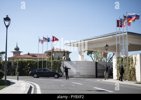 Istanbul, Türkei. 27 Okt, 2018. Die deutsche Bundeskanzlerin Angela Merkel kommt mit dem Auto zu einem Quartett Gipfeltreffen zwischen der Türkei, Deutschland, Russland und Frankreich auf Syrien. Credit: Oliver Weiken/dpa/Alamy leben Nachrichten Stockfoto