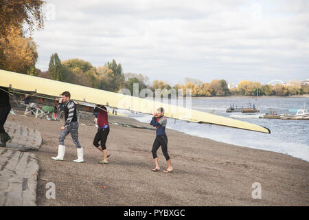 London, Großbritannien. 27. Oktober 2018. Ruderer nehmen an der Themse in Putney an einem sonnigen Tag in London, da kalte Luft aus der Arktis ist Frost über Großbritannien zu diesem Wochenende Credit: Amer ghazzal/Alamy Leben Nachrichten bringen. Stockfoto