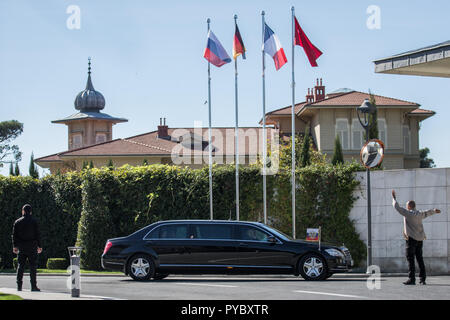 Istanbul, Türkei. 27 Okt, 2018. Der russische Präsident Wladimir Putin kommt mit dem Auto zu einem Quartett Gipfeltreffen zwischen der Türkei, Deutschland, Russland und Frankreich auf Syrien. Credit: Oliver Weiken/dpa/Alamy leben Nachrichten Stockfoto