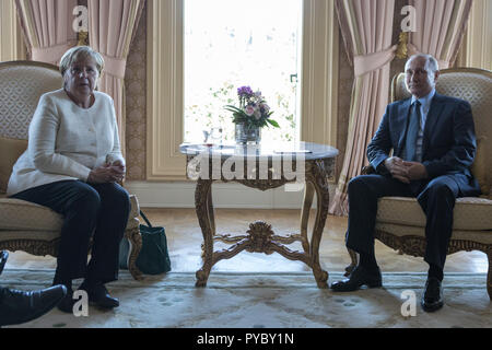 Istanbul, Türkei. 27 Okt, 2018. Die deutsche Bundeskanzlerin Angela Merkel (CDU) im Gespräch mit Wladimir Putin, Präsident der Russischen Föderation, vor dem Four-Party Gipfel über die Zukunft von Syrien. Credit: Oliver Weiken/dpa/Alamy leben Nachrichten Stockfoto