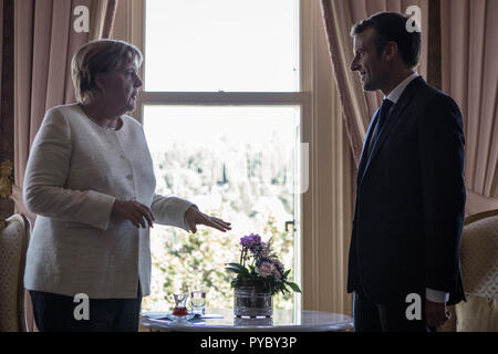 Istanbul, Türkei. 27 Okt, 2018. Die deutsche Bundeskanzlerin Angela Merkel (CDU) im Gespräch mit Emmanuel Längestrich, Präsident von Frankreich, vor dem Four-Party Gipfel über die Zukunft von Syrien. Credit: Oliver Weiken/dpa/Alamy leben Nachrichten Stockfoto