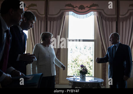 Istanbul, Türkei. 27 Okt, 2018. Die deutsche Bundeskanzlerin Angela Merkel (CDU) im Gespräch mit Wladimir Putin (R), Präsident von Russland, vor dem Four-Party Gipfel über die Zukunft von Syrien. Credit: Oliver Weiken/dpa/Alamy leben Nachrichten Stockfoto