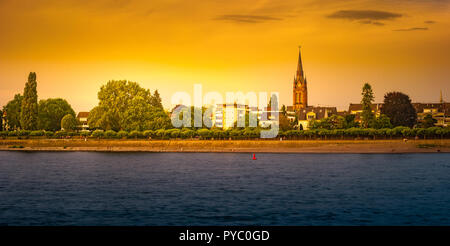 Skyline von Bonn, Deutschland. Schöne Nacht geschossen von großen deutschen Stadt. Stockfoto