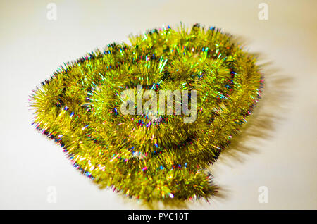 Geschmückten Weihnachtsbaum auf unscharfe, Schaumwein und Fee elegante Abstrakt Hintergrund mit bokeh Lichter und Sterne. Glühende abstrakte schwarz und violett ab Stockfoto