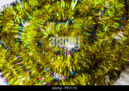 Geschmückten Weihnachtsbaum auf unscharfe, Schaumwein und Fee elegante Abstrakt Hintergrund mit bokeh Lichter und Sterne. Glühende abstrakte schwarz und violett ab Stockfoto