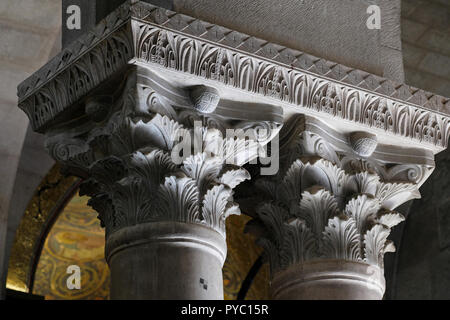 Spalten mit kunstvoll geschnitzten Kapitellen, mit akanthus Laub am Haupteingang der Kirche des Heiligen Grabes in der Altstadt Ost Jerusalem Israel eingerichtet Stockfoto