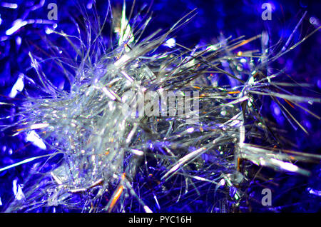 Geschmückten Weihnachtsbaum auf unscharfe, Schaumwein und Fee elegante Abstrakt Hintergrund mit bokeh Lichter und Sterne. Glühende abstrakte schwarz und violett ab Stockfoto