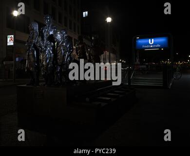 22.06.2018, Deutschland Berlin: Die Gedenkstätte "Züge zum Leben - Züge in den Tod' von Bildhauer Frank Meisler am Berliner Bahnhof Friedrichstraße. Die Gedenkstätte ist ein outdoor Bronze Skulptur, die im Speicher der Jüdischen chrildren Flucht vor willkürlichen persecu | Verwendung weltweit Stockfoto