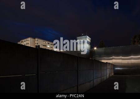 13.08.2018, Deutschland Berlin: Gedenkstätte Berliner Mauer. Die Gedenkstätte ist einer der wenigen Orte, wo ein Stück der Berliner Mauer erhalten blieb. | Verwendung weltweit Stockfoto