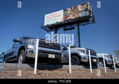 SUVs aufgereiht unter einem riesigen Plakat an einem Toyota Dealership in Kearny Mesa, im September 2018. | Verwendung weltweit Stockfoto