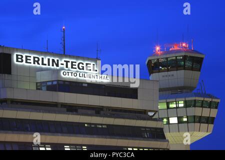 Berlin, Deutschland - 30. August 2017: Terminal und Tower am Flughafen Berlin Tegel (TXL) in Deutschland. | Verwendung weltweit Stockfoto