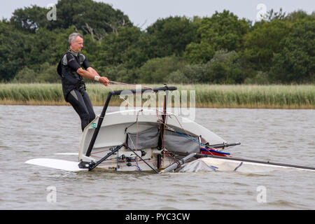 HICKLING BROAD, Norfolk/UK - 5. AUGUST: Yachtsman versuchen, Recht, seine Beiboot auf hickling Broad in Norfolk am 5. August 2008 an. Unbekannter Mann Stockfoto