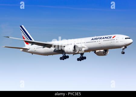 Paris, Frankreich, 16. August 2018: Air France Boeing 777 Flugzeug Landung am Flughafen Paris Orly in Frankreich. | Verwendung weltweit Stockfoto