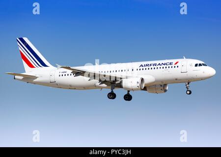 Paris, Frankreich, 16. August 2018: Air France Airbus A320 Flugzeug Landung am Flughafen Paris Orly in Frankreich. | Verwendung weltweit Stockfoto